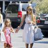 Jessica Alba et sa fille Honor achètent des fleurs avant de se rendre à une baby shower à Los Angeles. Le 17 août 2013