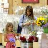 La charmante actrice Jessica Alba et sa fille Honor achètent des fleurs avant de se rendre à une baby shower à Los Angeles. Le 17 août 2013