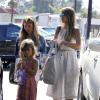 Jessica Alba et sa fille Honor achètent des fleurs avant de se rendre à une baby shower à Los Angeles. Le 17 août 2013