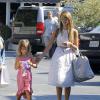 Jessica Alba et sa fille Honor achètent des fleurs avant de se rendre à une baby shower à Los Angeles. Le 17 août 2013