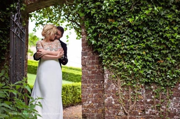 Kelly Clarkson et son fiancé Brandon Blackstock posent pour un shooting photo pour leurs fiançailles, photo postée sur Twitter, le 20 août 2013.