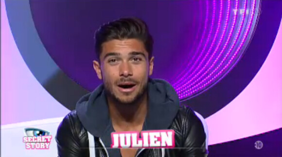 Julien dans la quotidienne de Secret Story 7 sur TF1 le vendredi 23 août 2013