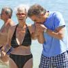 Séquence tendresse à Ibiza, le 21 août 2013, pour la Cayetana, 18e duchesse d'Albe. Après un début de vacances en célibataire dans les Baléares, son mari Alfonso Diez Carabantes l'a rejointe.