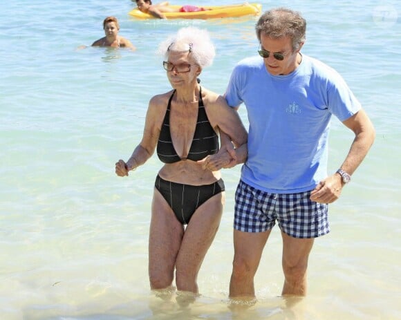Encore une journée à la plage à Ibiza, le 21 août 2013, pour la Cayetana, 18e duchesse d'Albe. Après un début de vacances en célibataire dans les Baléares, son mari Alfonso Diez Carabantes l'a rejointe.