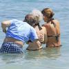 Encore une journée à la plage d'Ibiza, le 21 août 2013, pour la Cayetana, 18e duchesse d'Albe. Après un début de vacances en célibataire dans les Baléares, son mari Alfonso Diez Carabantes l'a rejointe.