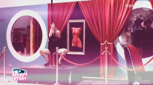Clara fait un show hot à Gautier dans l'hebdo de Secret Story 7 sur TF1 le vendredi 23 août 2013 - 13'33