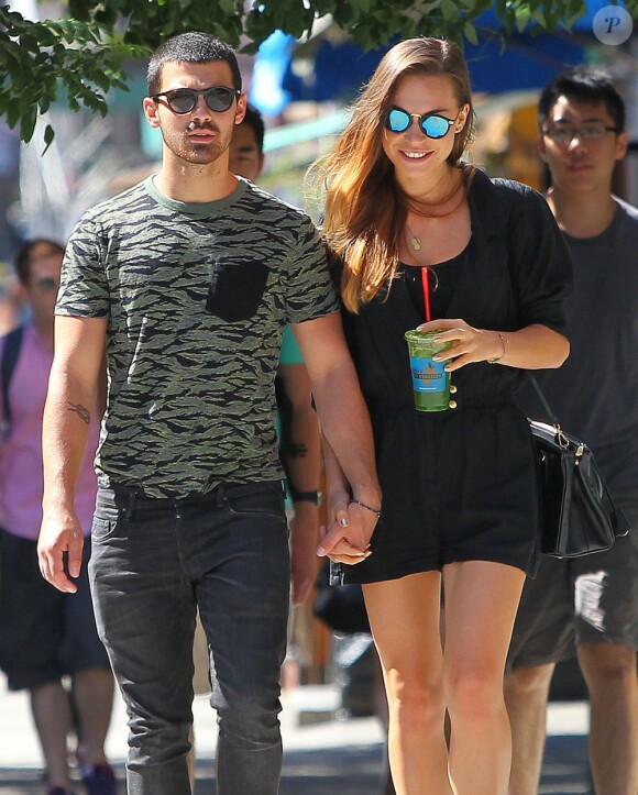 Dimanche 25 août 2013, Jonas Jonas s'offrait une virée dans les rues de New York avec sa jolie chérie Blanda Eggenschwiler.
