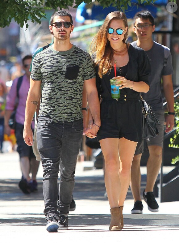 Dimanche 25 août 2013, Jonas Jonas s'offrait une virée dans les rues de New York avec sa chérie Blanda Eggenschwiler.