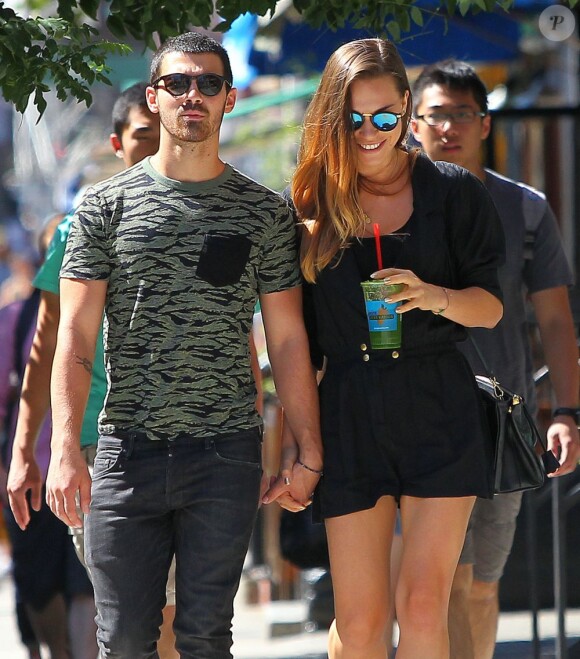 Dimanche 25 août 2013, Jonas Jonas s'offrait une virée dans les rues de New York avec sa chérie Blanda Eggenschwiler.