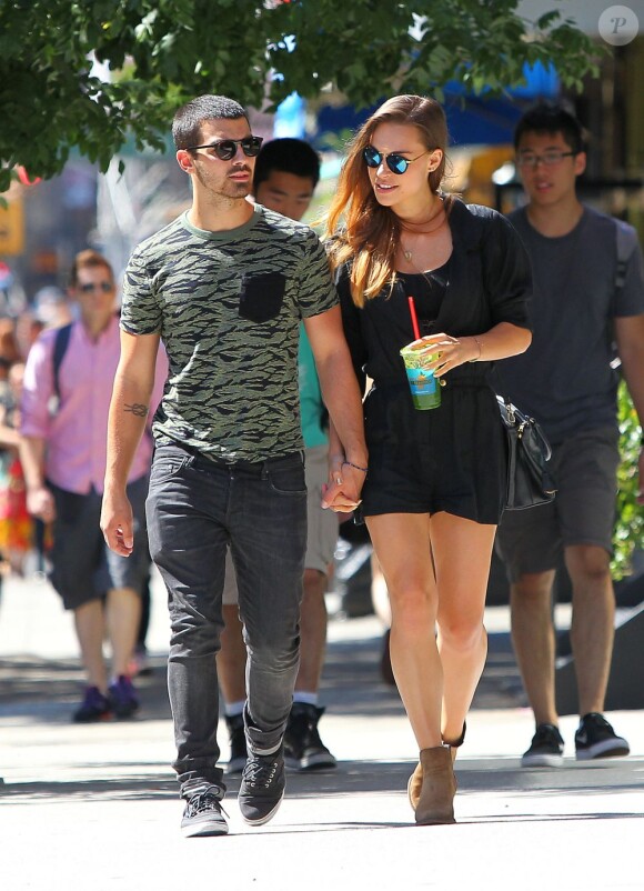 Dimanche 25 août 2013, le sexy Jonas Jonas s'offrait une virée dans les rues de New York avec sa chérie Blanda Eggenschwiler.