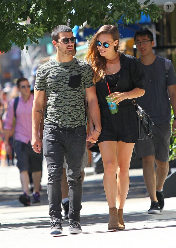 Dimanche 25 août 2013, Jonas Jonas s'offrait une virée dans les rues de New York avec sa chérie Blanda Eggenschwiler.