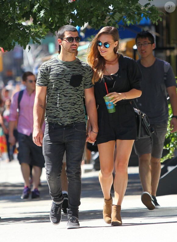 Dimanche 25 août 2013, Jonas Jonas s'offrait une virée dans les rues de New York avec sa chérie Blanda Eggenschwiler.