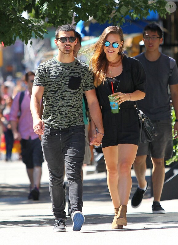 Dimanche 25 août 2013, Jonas Jonas s'offrait une virée dans les rues de New York avec sa chérie Blanda Eggenschwiler.