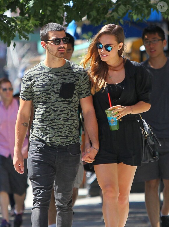 Dimanche 25 août 2013, Jonas Jonas s'offrait une virée dans les rues de New York avec sa chérie Blanda Eggenschwiler.