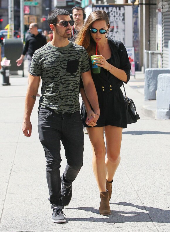 Dimanche 25 août 2013, le chanteur Jonas Jonas s'offrait une virée dans les rues de New York avec sa chérie Blanda Eggenschwiler.