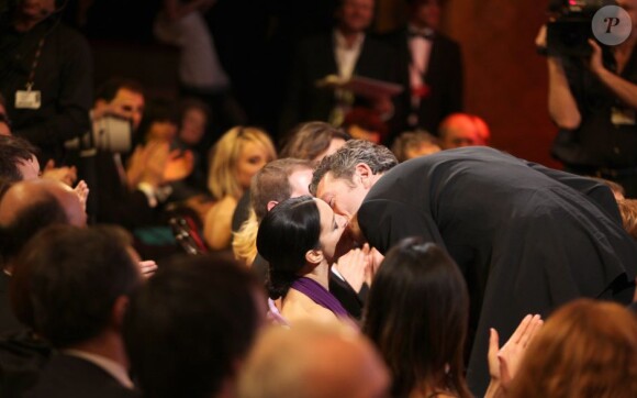 Monica Bellucci et Vincent Cassel s'embrassent aux César 2009.