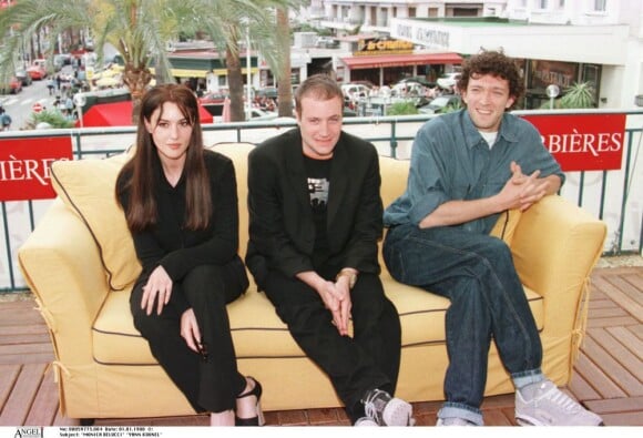 Monica Bellucci et Vincent Cassel au côté de Jan Kounen à Cannes en mai 1997.