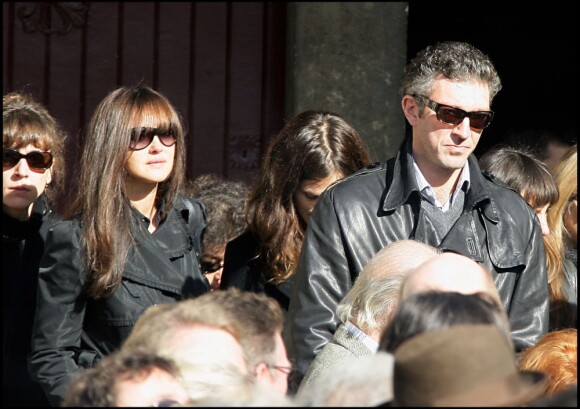 Monica Belluci et Vincent Cassel aux funérailles de Guillaume Depardieu à Bougival le 17 octobre 2008.