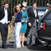 Cressida Bonas, petite amie du prince Harry, arrivant au mariage de Thomas van Straubenzee et Lady Melissa Percy en compagnie de son amie la princesse Eugenie d'York et son compagnon Jack Brooksbank, le 22 juin 2013.