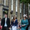 Cressida Bonas, petite amie du prince Harry, arrivant au mariage de Thomas van Straubenzee et Lady Melissa Percy en compagnie de son amie la princesse Eugenie d'York et son compagnon Jack Brooksbank, le 22 juin 2013.