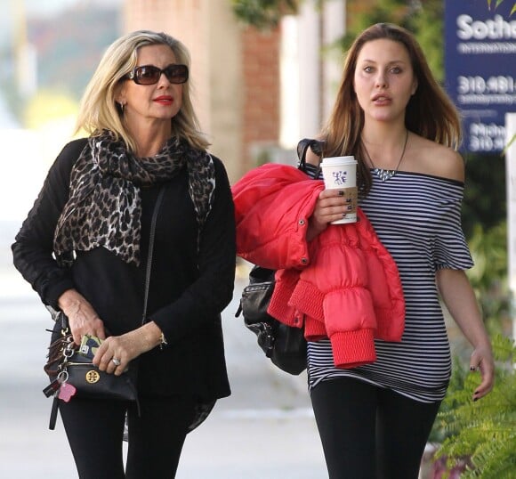 Exclusif - Olivia Newton-John et sa fille Chloe Rose Lattanzi se rendent chez le coiffeur à Santa Monica le 13 février 2013.