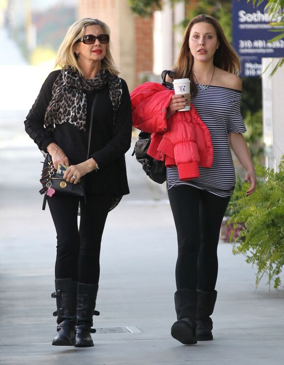 Exclusif - Olivia Newton-John et sa fille Chloe Rose Lattanzi se rendent chez le coiffeur à Santa Monica le 13 février 2013.