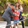 Steve Carell protège sa famille et Jennifer Garner, Kerris Dorsey et Ed Oxenbould sur le tournage du film "Alexander and the Terrible, Horrible, No Good, Very Bad Day" à Pasadena, le 26 août 2013.