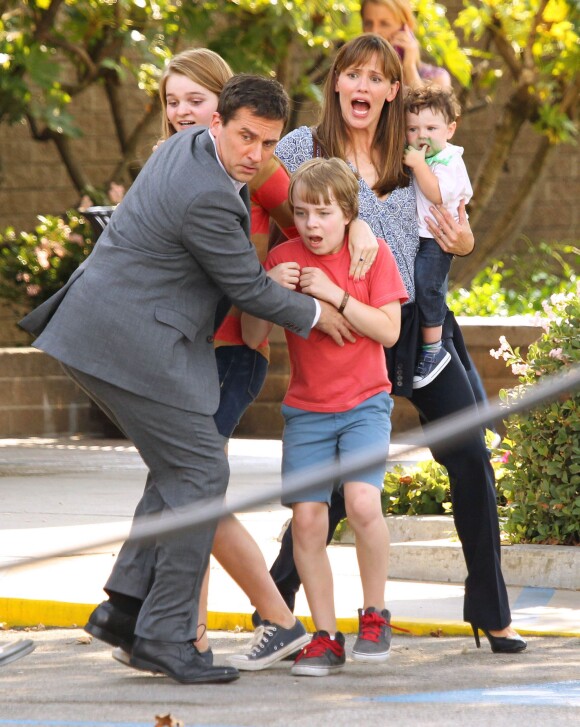 Steve Carell protège sa famille et Jennifer Garner, Kerris Dorsey et Ed Oxenbould sur le tournage du film "Alexander and the Terrible, Horrible, No Good, Very Bad Day" à Pasadena, le 26 août 2013.