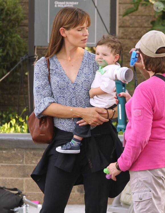 Jennifer Garner et son bébé sur le tournage du film "Alexander and the Terrible, Horrible, No Good, Very Bad Day" à Pasadena, le 26 août 2013.