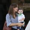 Jennifer Garner embrasse son bébé sur le tournage du film "Alexander and the Terrible, Horrible, No Good, Very Bad Day" à Pasadena, le 26 août 2013.