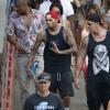 Exclusif - Chris Brown, détendu avec ses proches lors de vacances entre amis à Hawaï, le 25 août 2013.