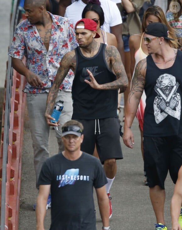Exclusif - Chris Brown, détendu avec ses proches lors de vacances entre amis à Hawaï, le 25 août 2013.