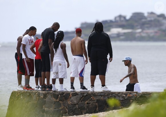 Exclusif - Chris Brown, en bonne compagnie, retrouve la sérénité à Hawaï. Le 25 août 2013.