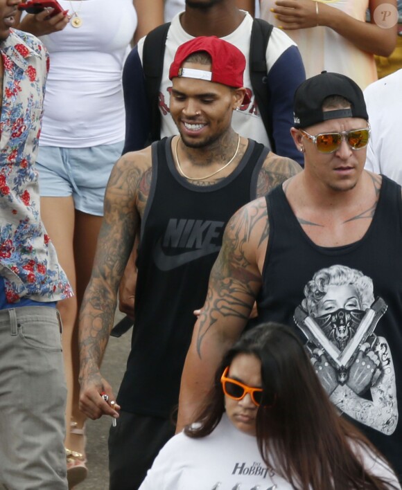 Exclusif - Chris Brown retrouve le sourire à Hawaï, en compagnie de ses amis. Le 25 août 2013.
