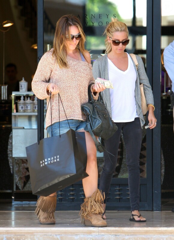 Ashley Tisdale et Hilary Duff ont fait du shopping chez Barney's à Los Angeles. Le 18 août 2013.