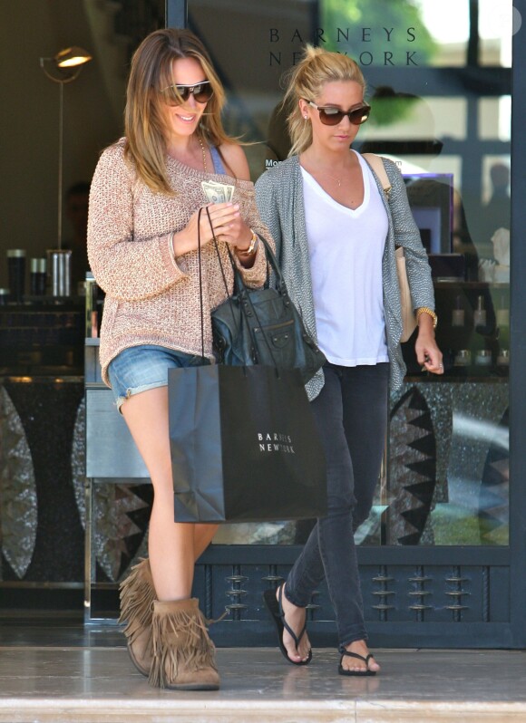 Ashley Tisdale et Hilary Duff ont fait du shopping chez Barney's à Los Angeles. Le 18 août 2013.