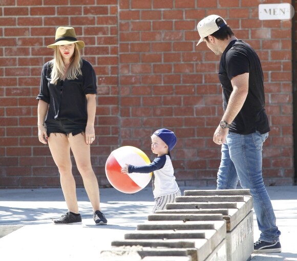 Hilary Duff, son mari Mike Comrie, et leur fils Luca au Coldwater Park à Beverly Hills, le 27 août 2013.