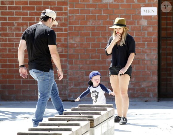 Hilary Duff, son mari Mike Comrie, et leur fils Luca au Coldwater Park à Beverly Hills, le 27 août 2013.