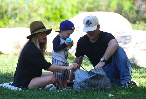 Hilary Duff, son mari Mike Comrie, et leur fils Luca au Coldwater Park à Beverly Hills, le 27 août 2013.