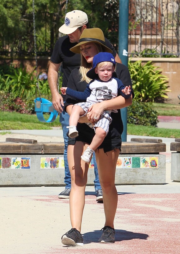 Hilary Duff, son mari Mike Comrie, et leur fils Luca au Coldwater Park à Beverly Hills, le 27 août 2013.