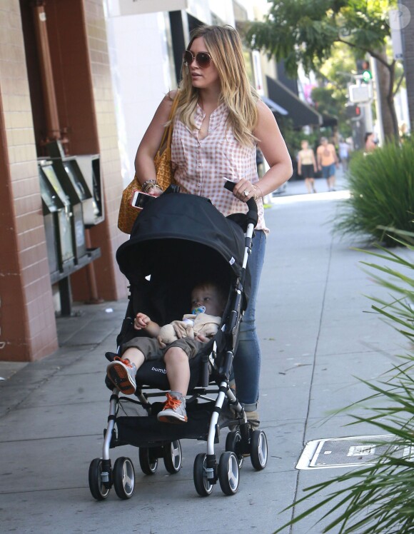 Exclusif - Hilary Duff, Mike Comrie et leur fils Luca vont prendre le petit déjeuner à Beverly Hills le 24 août 2013.