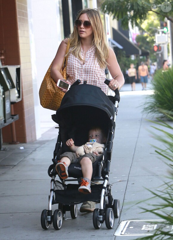 Exclusif - Hilary Duff, Mike Comrie et leur fils Luca vont prendre le petit déjeuner à Beverly Hills le 24 août 2013.
