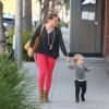 Hilary Duff se promène avec son fils Luca à Los Angeles, le 21 août 2013.