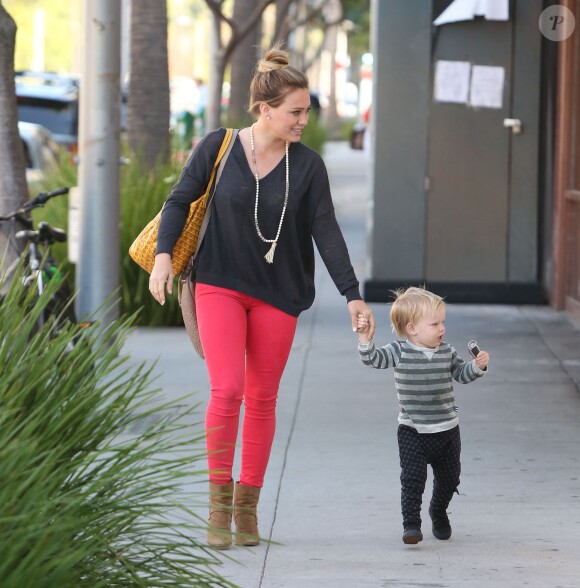 Hilary Duff se promène avec son fils Luca à Los Angeles, le 21 août 2013.