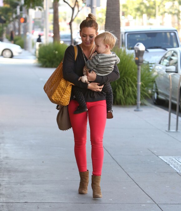 Hilary Duff se promène avec son fils Luca à Los Angeles, le 21 août 2013.