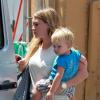 Hilary Duff et son fils Luca vont déjeuner au restaurant à Beverly Hills, le 15 août 2013.