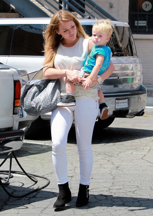 Hilary Duff et son fils Luca vont déjeuner au restaurant à Beverly Hills, le 15 août 2013.