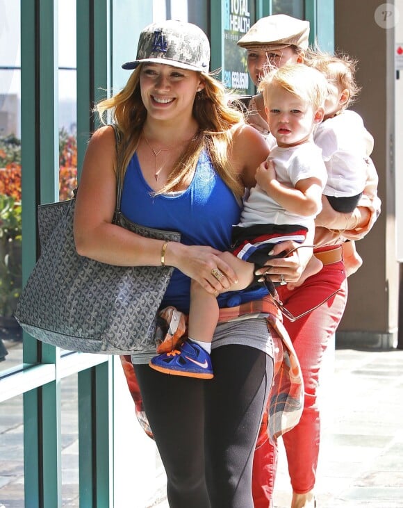 Hilary Duff est allée faire du shopping chez "Fit for Kids gym" avec son fils Luca à West Hollywood. Le 14 août 2013 à Los Angeles.