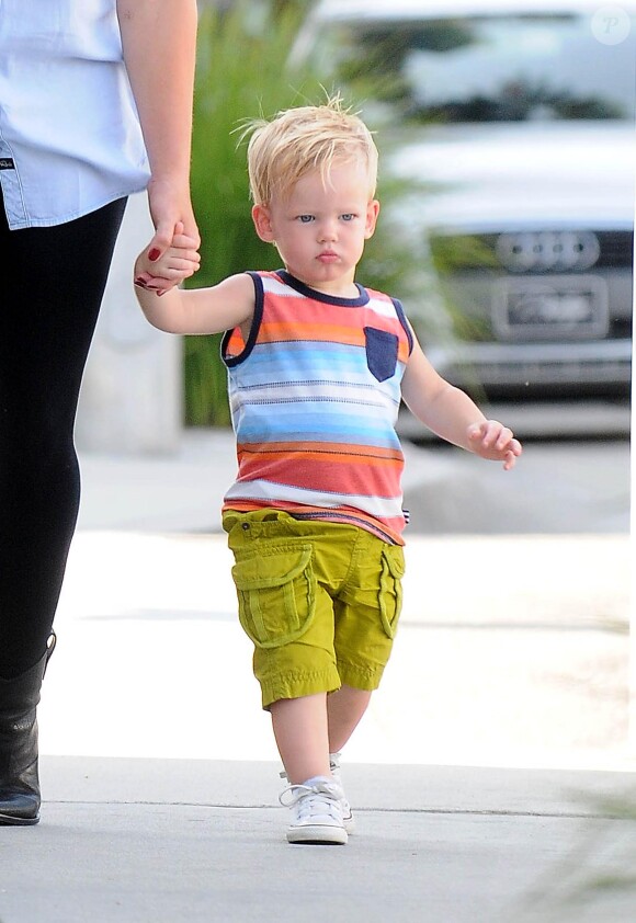 Hilary Duff se promène avec son adorable Luca dans les rues de Beverly Hills. Le 26 août 2013.
