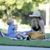 Hilary Duff en plein pique-nique avec son fils Luca. A Los Angeles, le 23 août 2013.